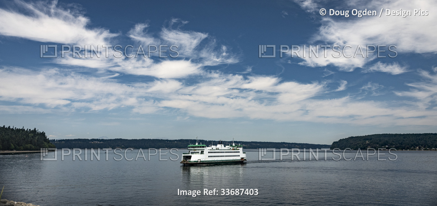 Chetzemoka Ferry crossing Commencement Bay from Point Defiance to Vashon ...