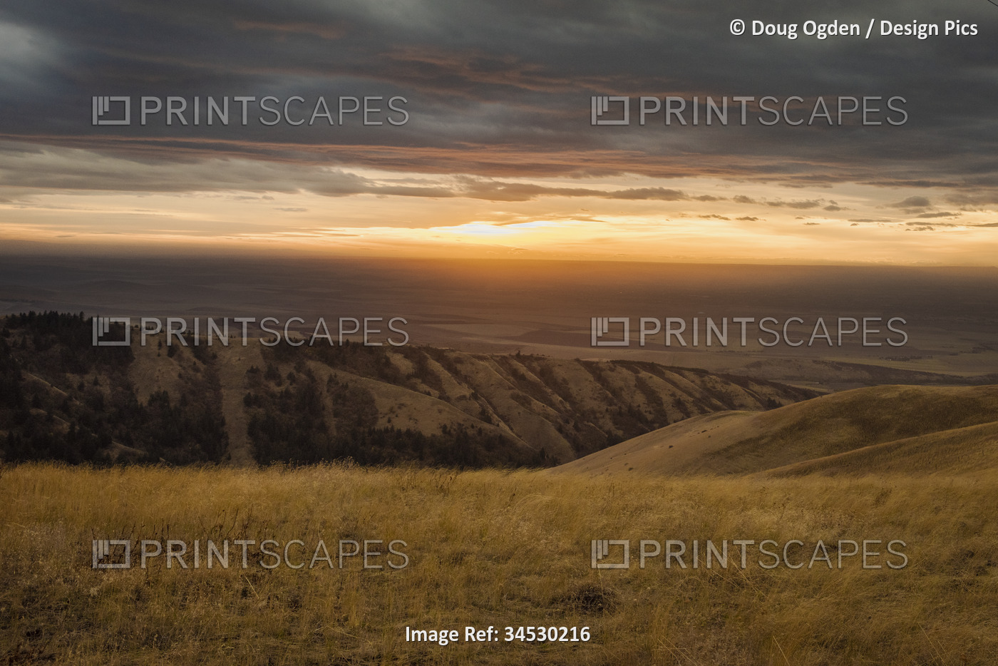 Sunset from the hills of the Umatilla National Forest in Northeast Oregon, USA; ...