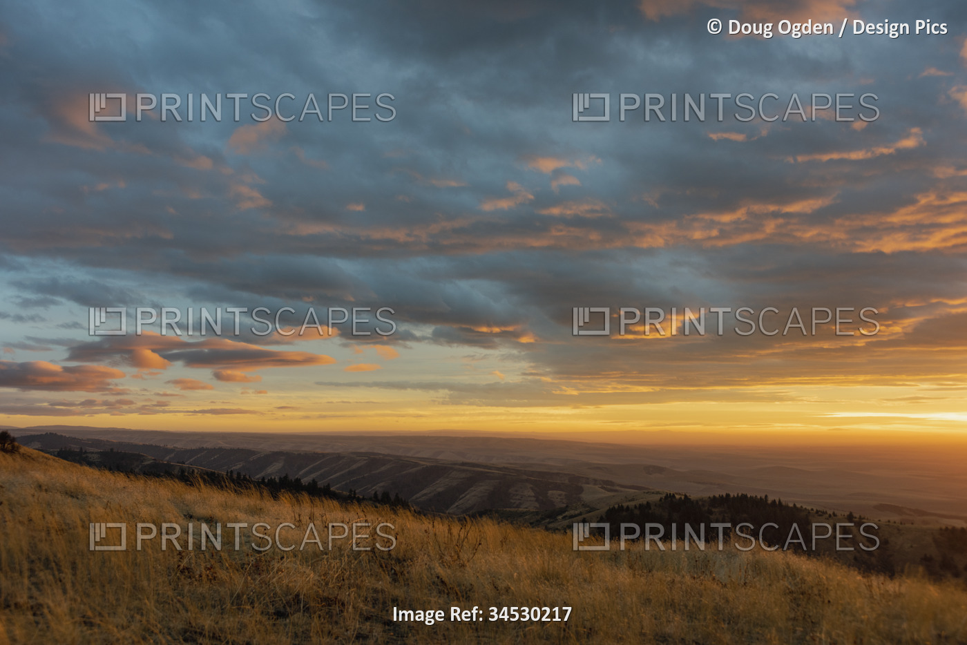 Beautiful sunset from the hills of the Umatilla National Forest in Northeast ...